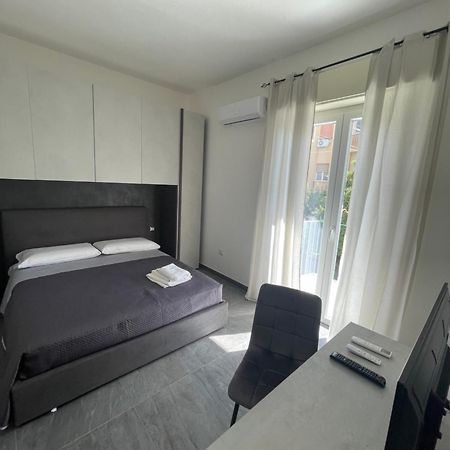 Leos Rooms Калтанисета Екстериор снимка