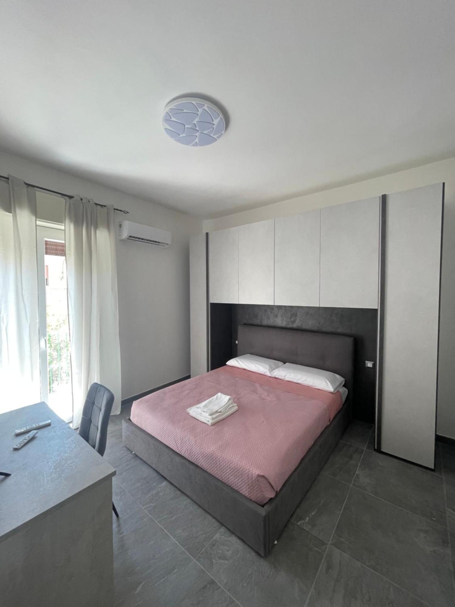 Leos Rooms Калтанисета Екстериор снимка