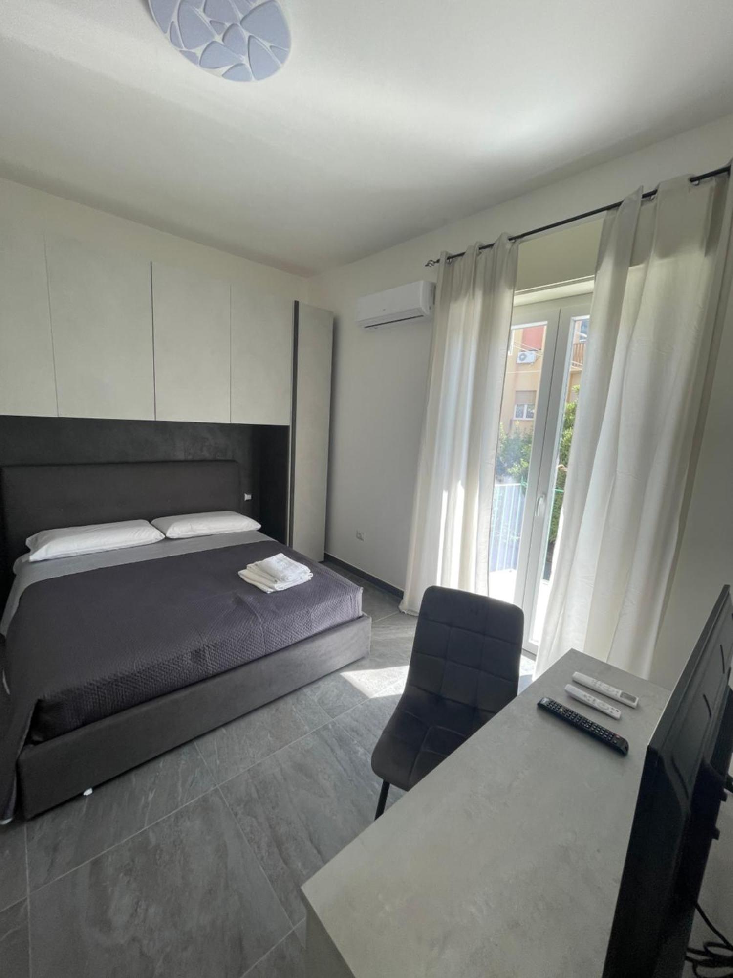 Leos Rooms Калтанисета Екстериор снимка