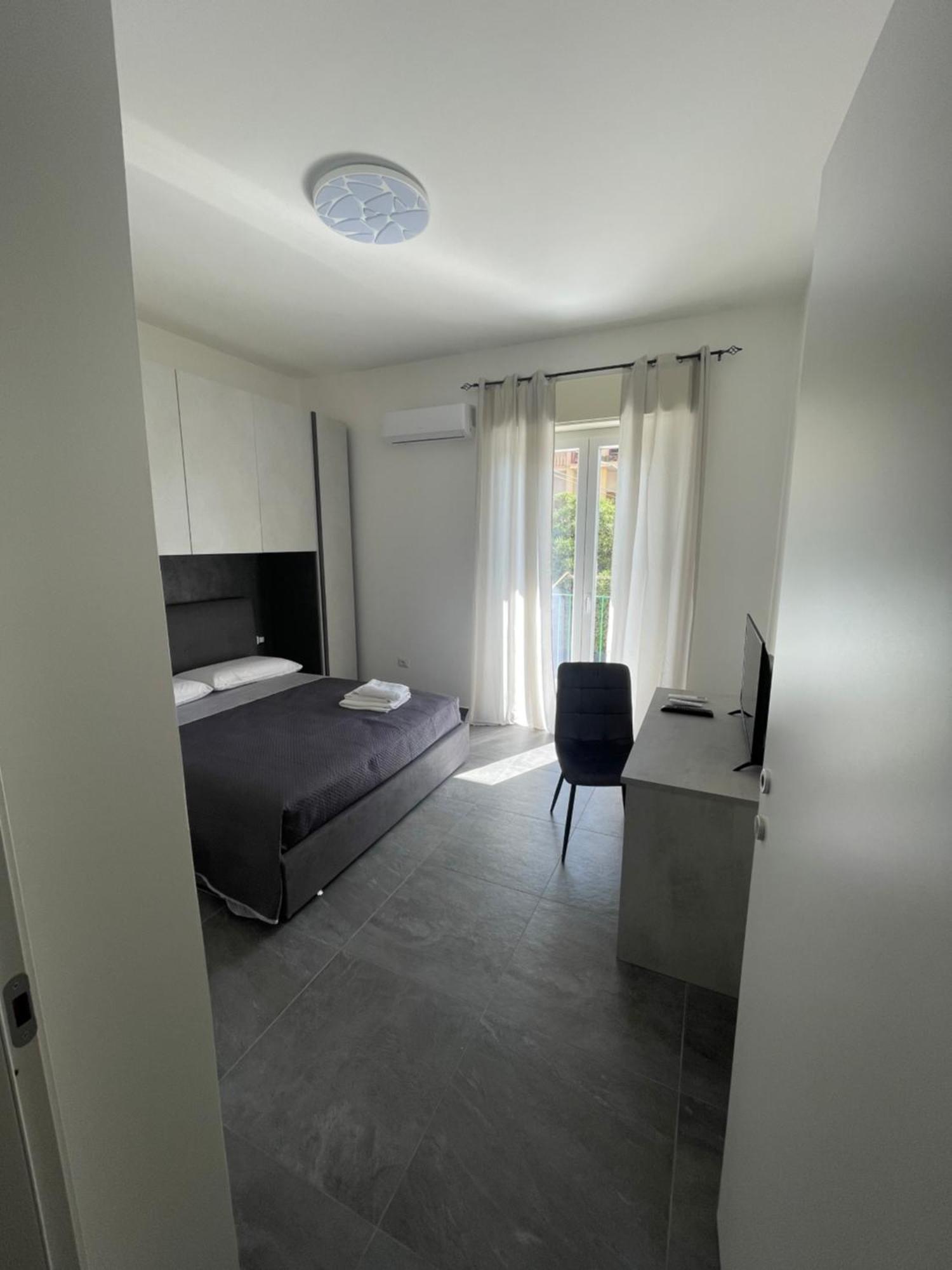 Leos Rooms Калтанисета Екстериор снимка