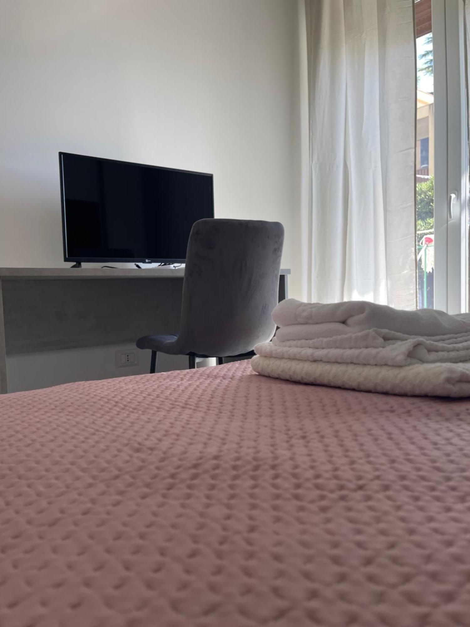 Leos Rooms Калтанисета Екстериор снимка