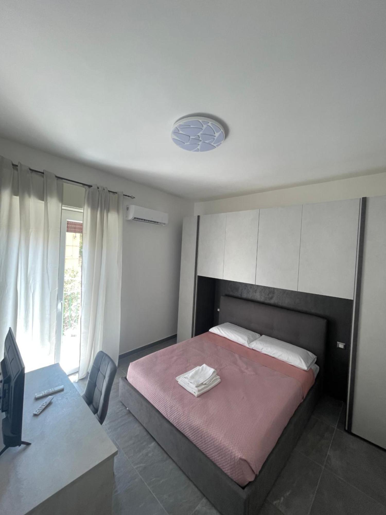 Leos Rooms Калтанисета Екстериор снимка